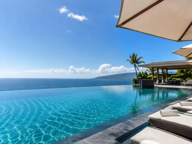 Imagem ilustrativa: piscina de resort com vista para o oceano